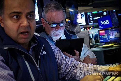 뉴욕 증권거래소의 트레이더들[로이터 연합뉴스 자료사진]